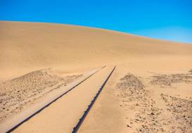 Железнодорожные пути после песчаная буря — стоковое фото
