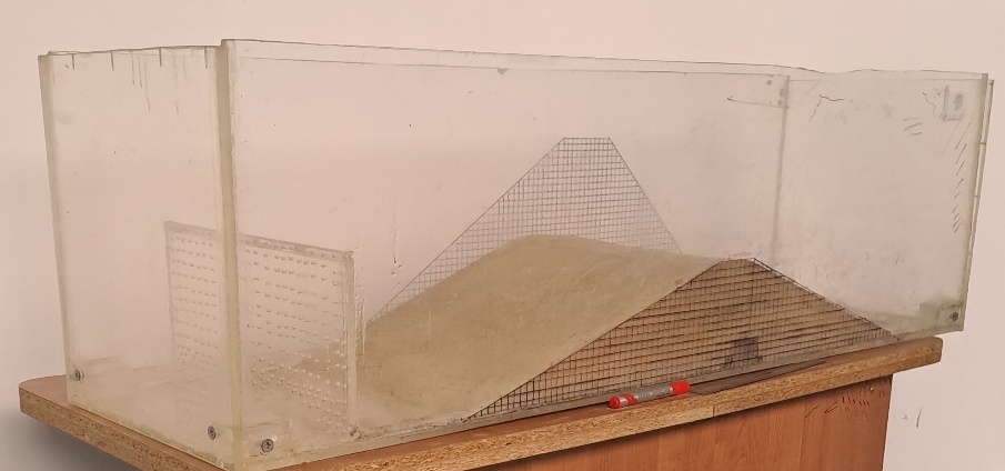 Figure 1. General view of the transparent hydraulic flume and the earth dam model