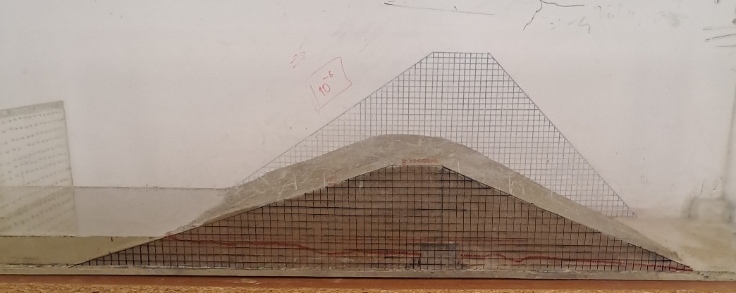 Figure 3. Wetting zone and phreatic surface observed in the laboratory earth dam model